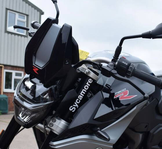 Pyramid Fly Screen '20-'23 BMW F900 R | Metallic Silver/Racing Red