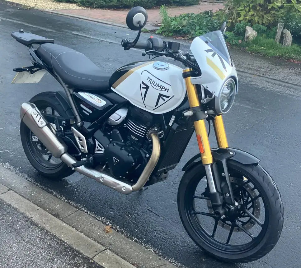 Pyramid Fly Screen 2025 Triumph Speed 400 | Pearl Metallic White/Phantom Black