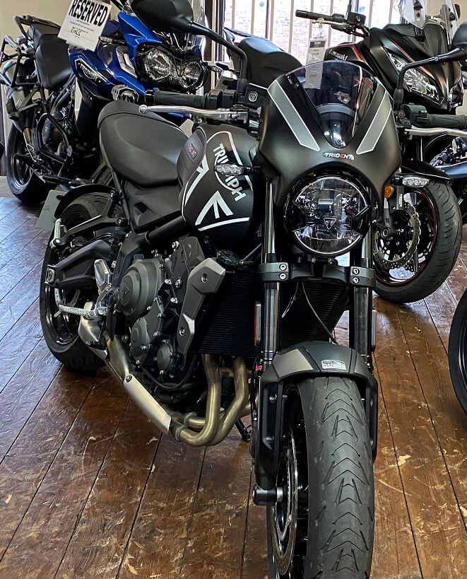 Pyramid Fly Screen '21-'23 Triumph Trident 660 | Matt Jett Black/Silver Ice