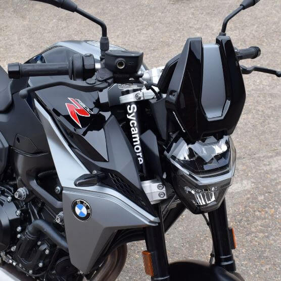 Pyramid Fly Screen '20-'23 BMW F900 R | Metallic Silver/Racing Red