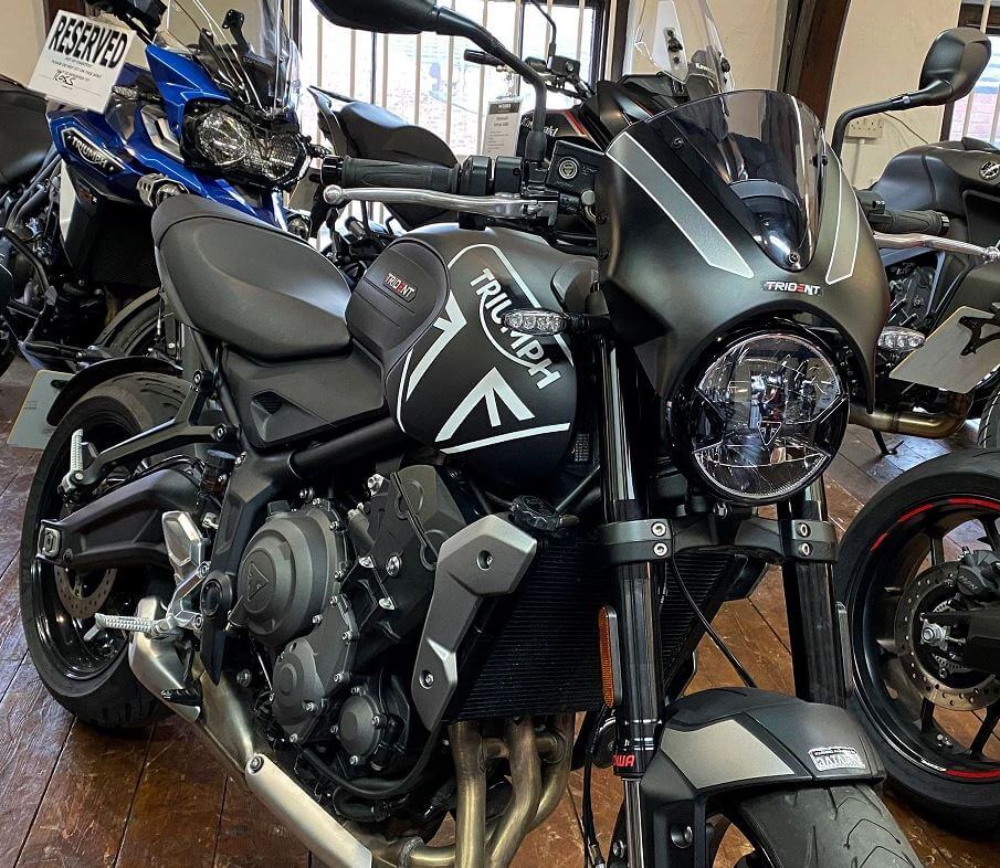 Pyramid Fly Screen '21-'23 Triumph Trident 660 | Sapphire Black