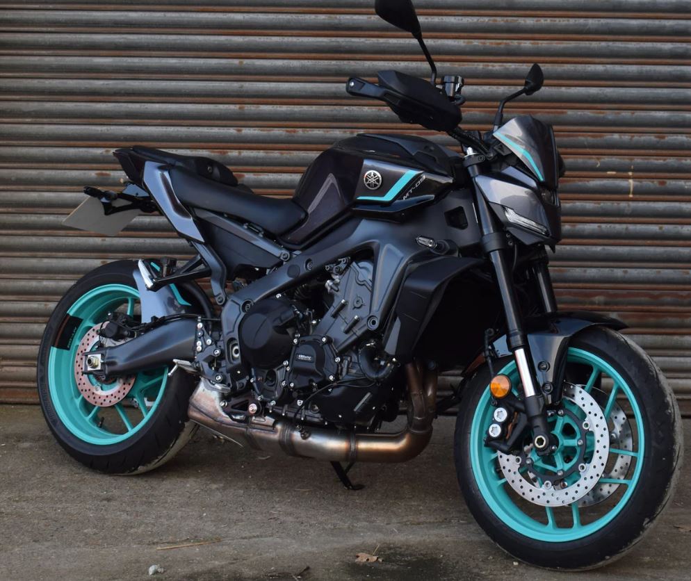 Pyramid Fly Screen 24-25 Yamaha MT-09 | Tech Black - Motostarz USA