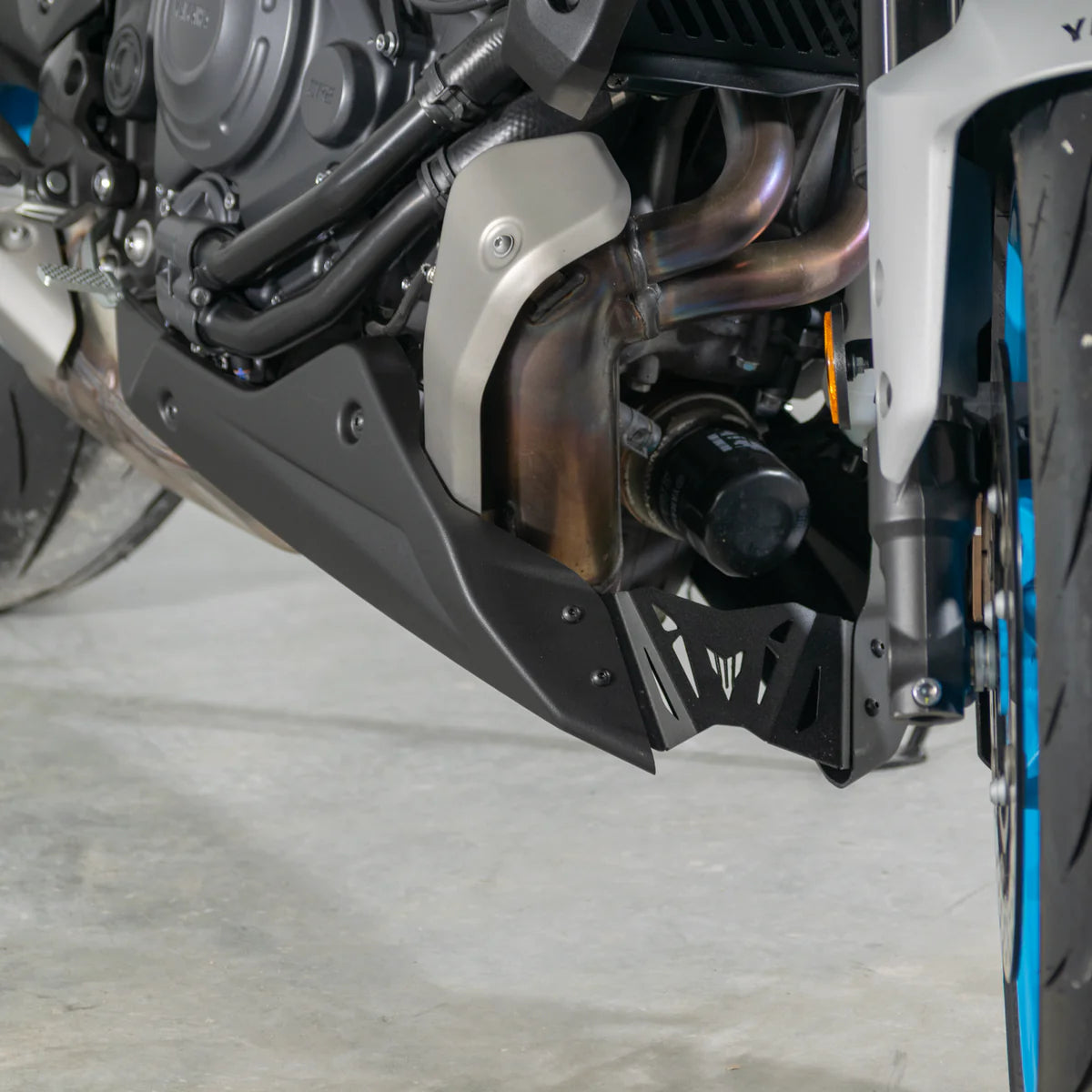 Pyramid Belly Pan 21-25 Yamaha MT-07 | Yamaha Bue | Fit OEM Exhaust Only
