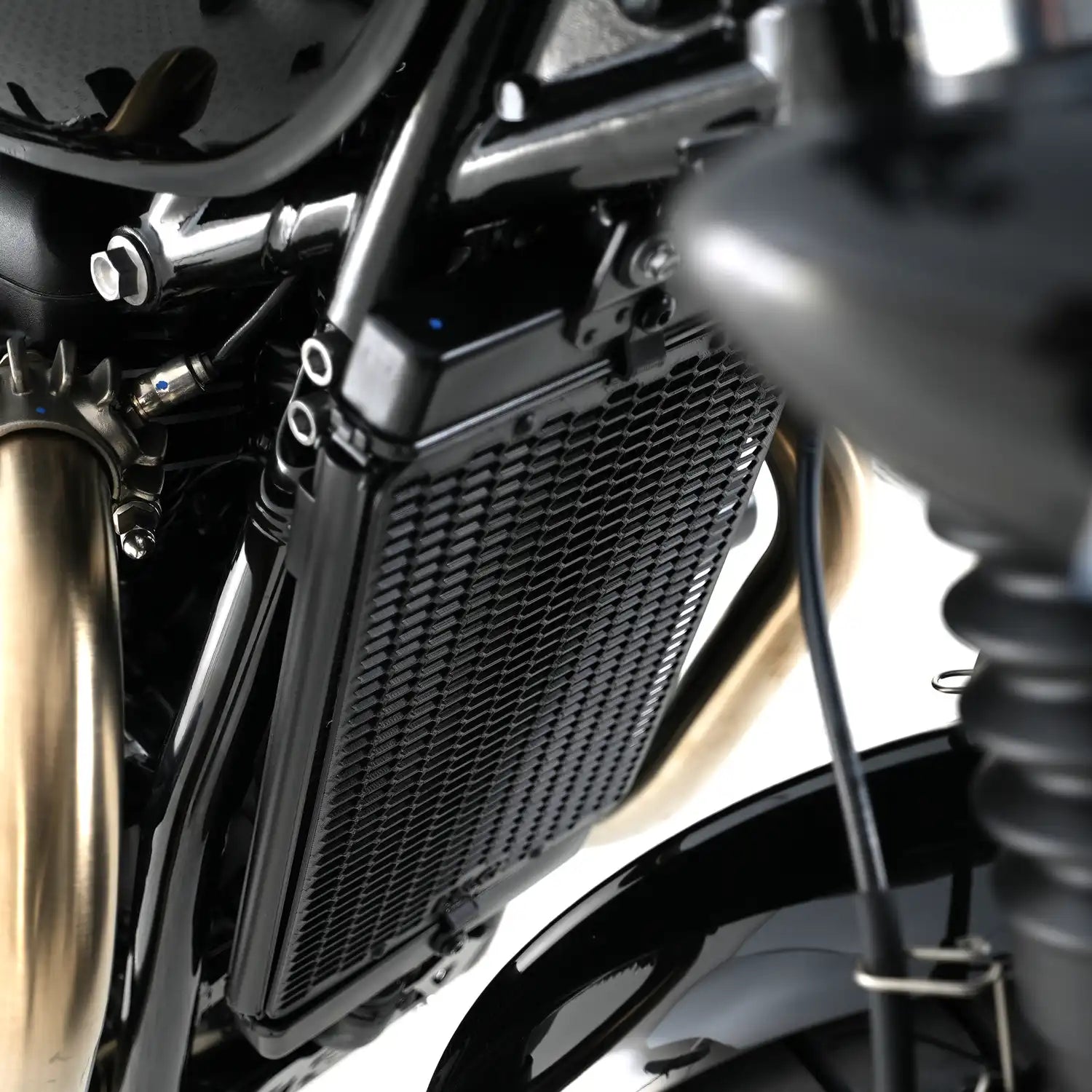 R&G Racing PRO Radiator Guard 17-25 Triumph Bonneville Bobber, 18-20 Bonneville Bobber Black, 18-25 Speedmaster
